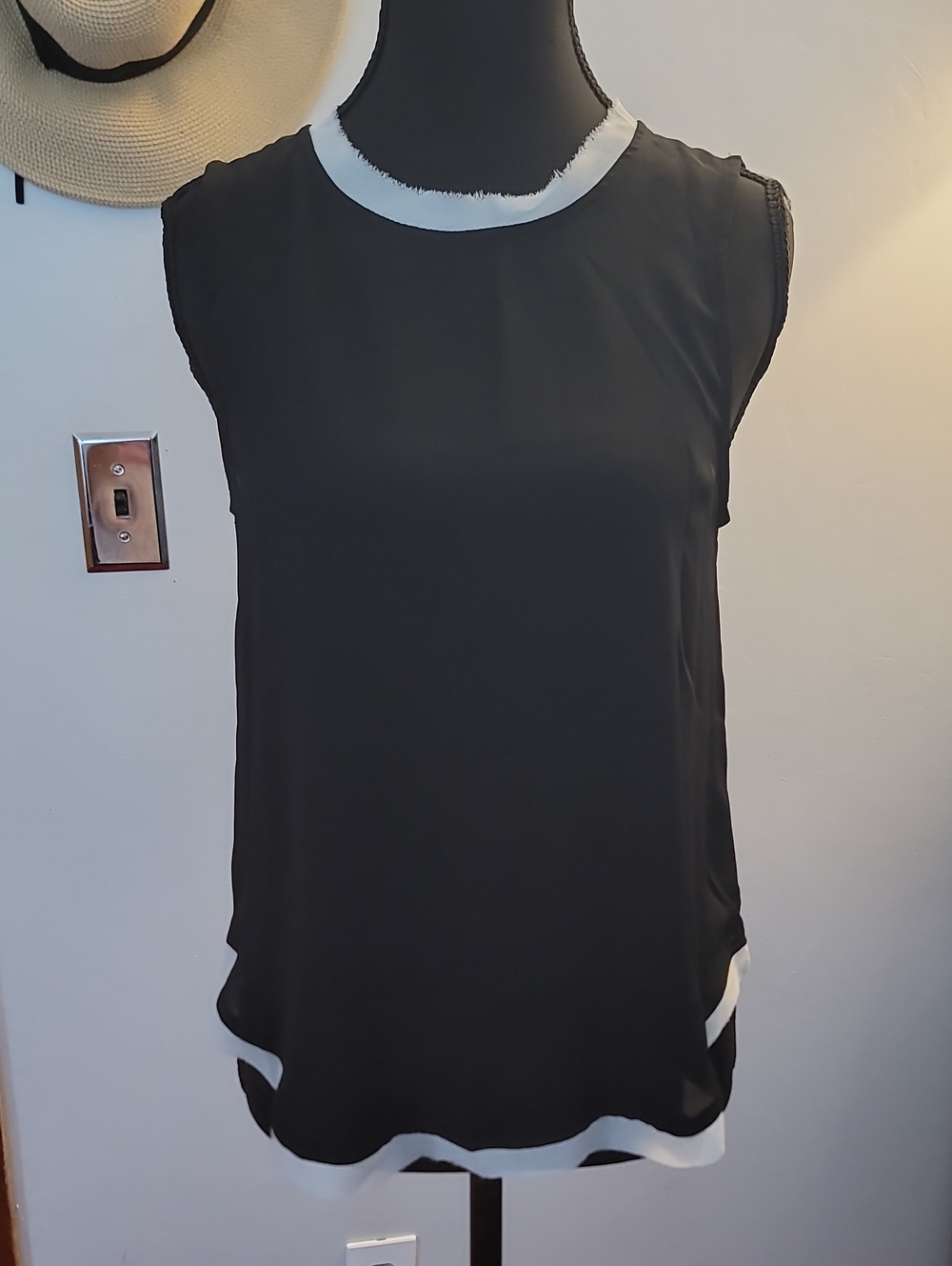 Who What Wear Sleeveless Black Camisole with White Contrast Trim NWT Size Xsmall
